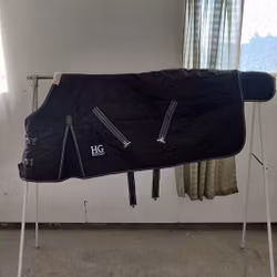 Svart stalltäcke 105 cm ca 150 g Horseguard