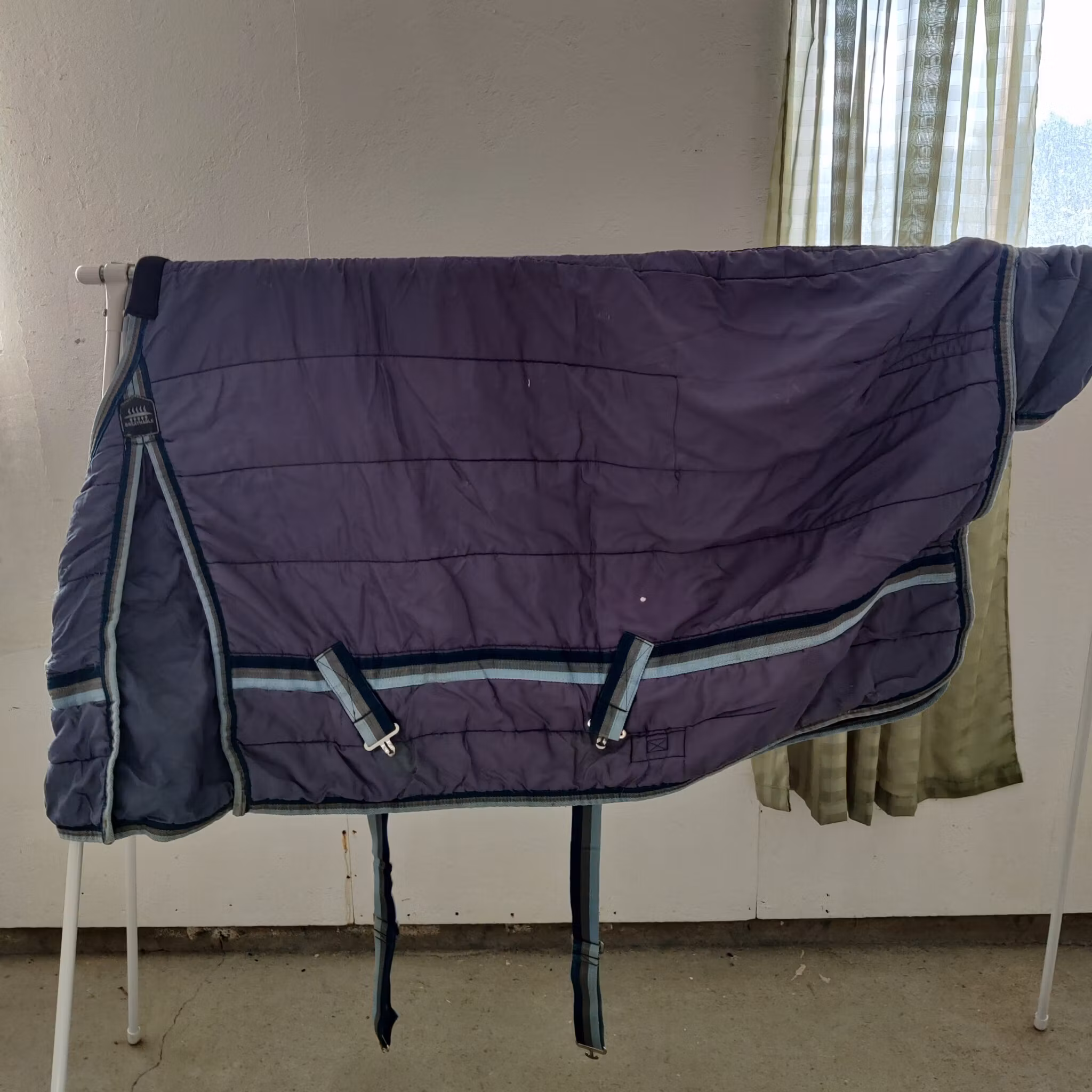 Ljusblått stalltäcke 115 cm ca 150 g Hansbo