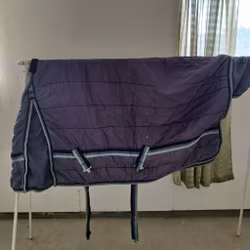 Ljusblått stalltäcke 115 cm ca 150 g Hansbo