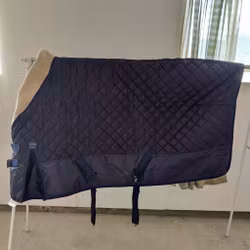 Blått stalltäcke med krage 115 cm ca 200 g Lippo