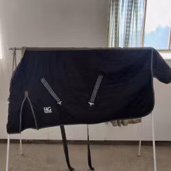 Svart stalltäcke 125 cm ca 150 g Horseguard