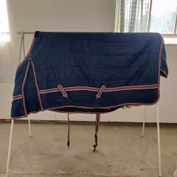 Blått stalltäcke 135 cm ca 150 g Hansbo