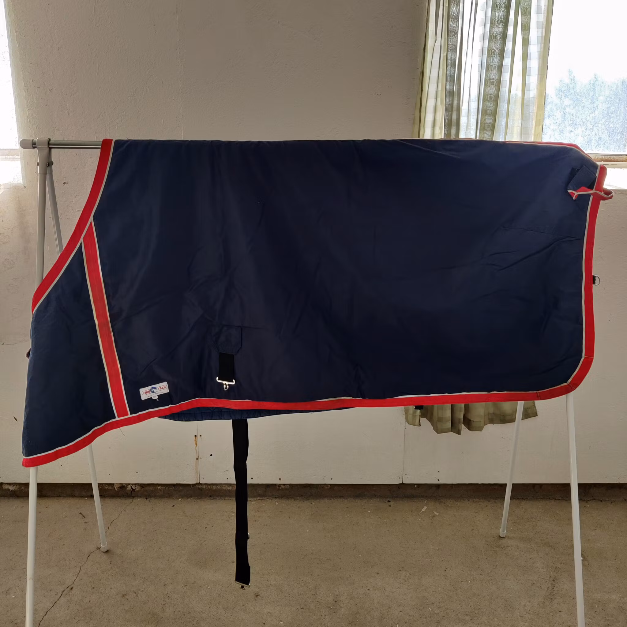 Blått stalltäcke 145 cm ca 150 g FinnTack