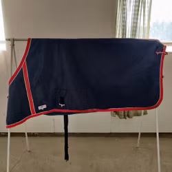 Blått stalltäcke 145 cm ca 150 g FinnTack