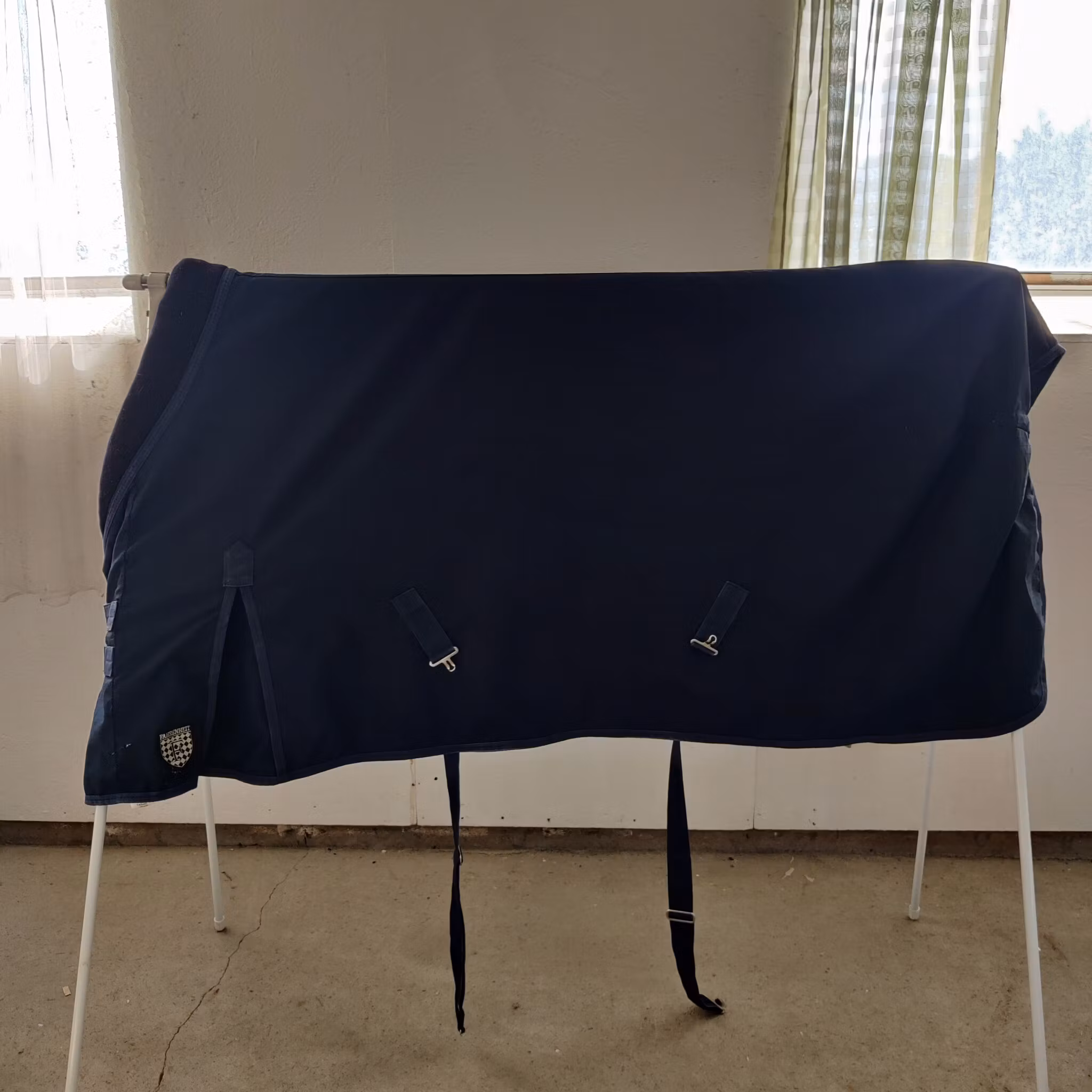 Blått stalltäcke med krage 145 cm Farenheit