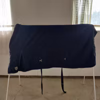Blått stalltäcke med krage 145 cm Farenheit