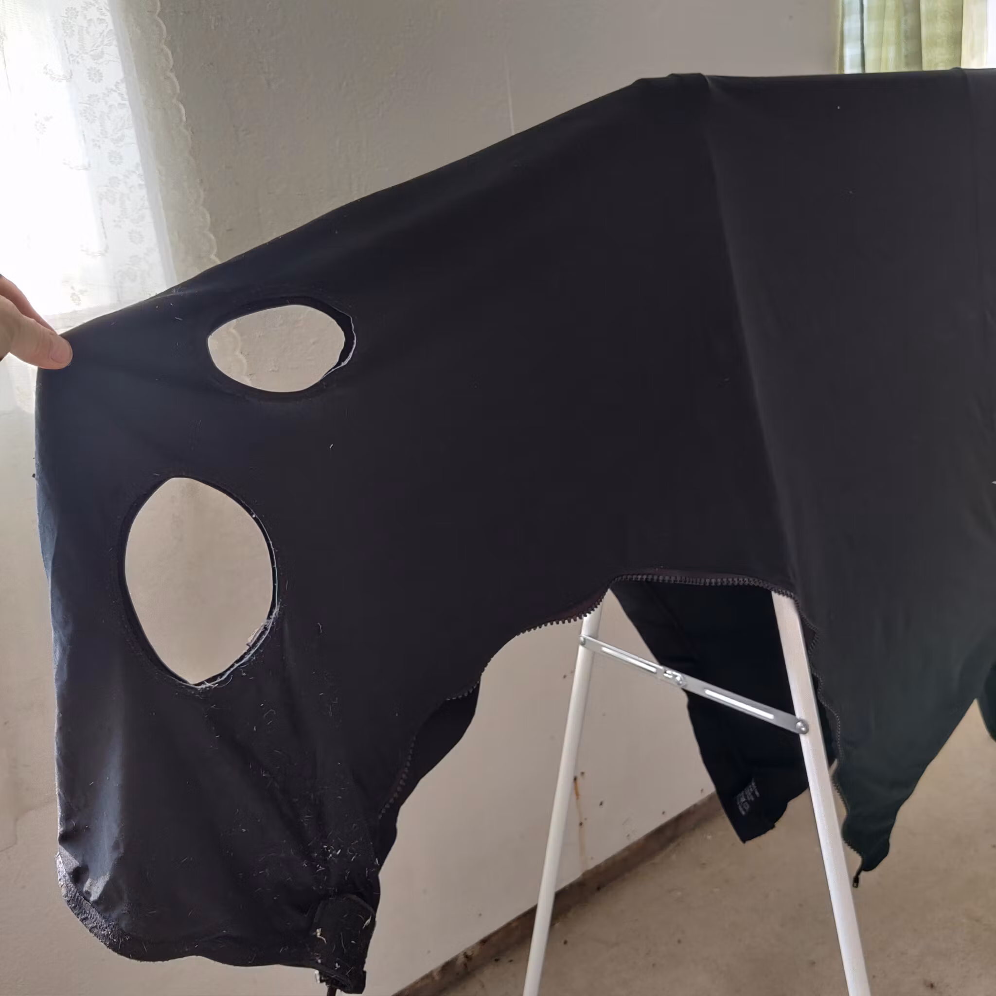 Svart undertäcke med hals och huva Shires LARGE