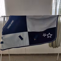 Blått fleecetäcke 105 cm Hansbo