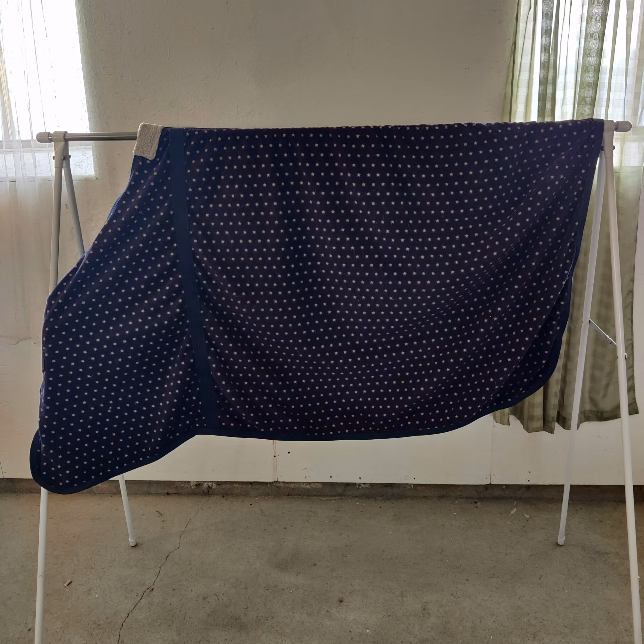 Blått fleecetäcke med stjärnor 125 cm