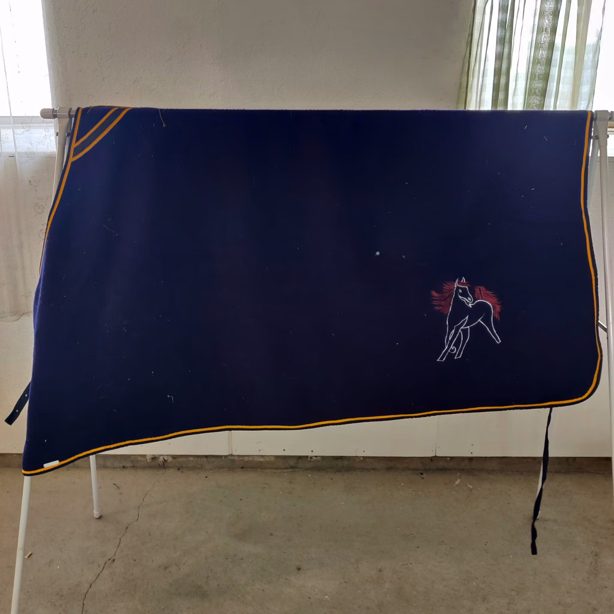 Blått fleecetäcke 135 cm