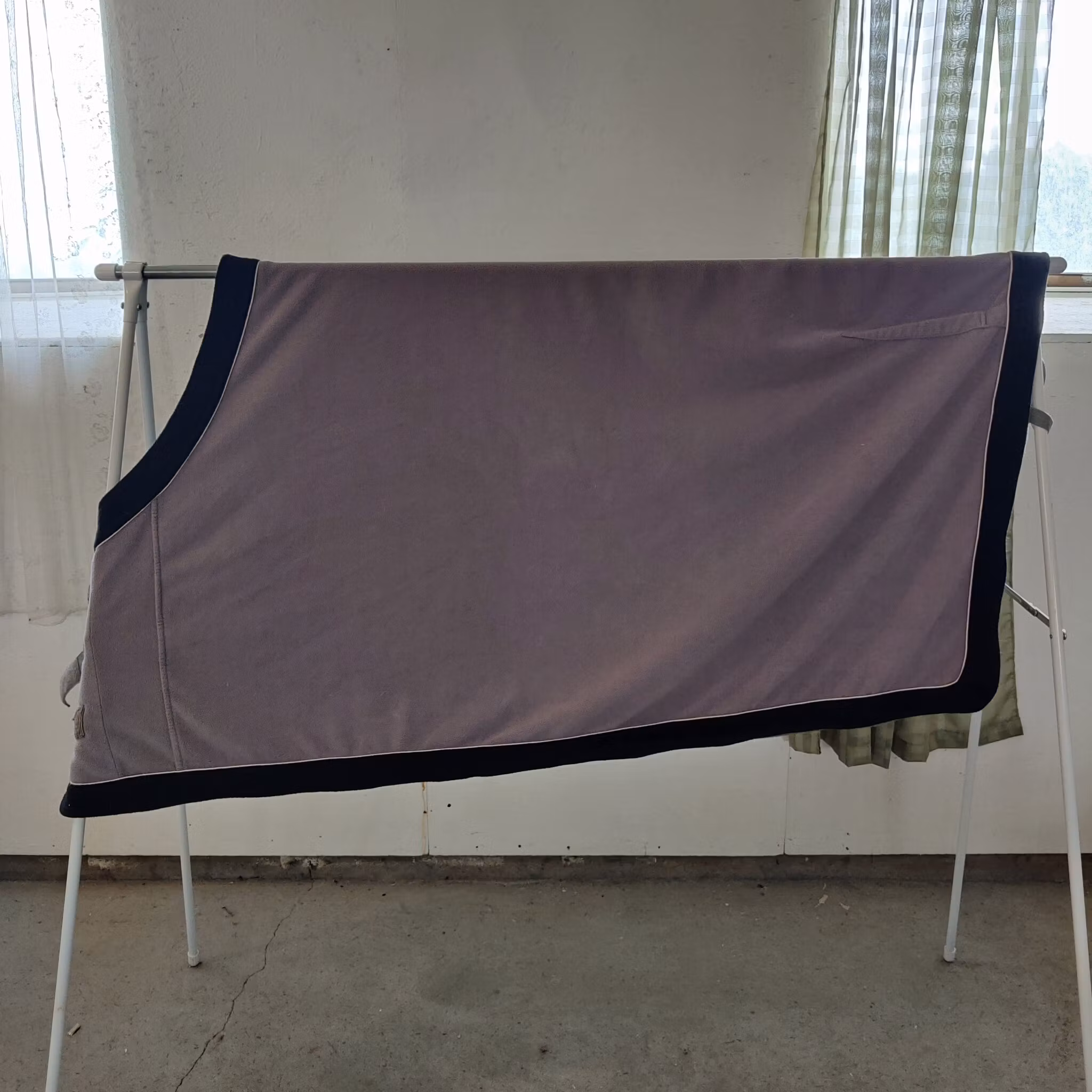Grått fleecetäcke 135 cm