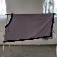 Grått fleecetäcke 135 cm