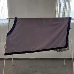 Grått fleecetäcke 135 cm