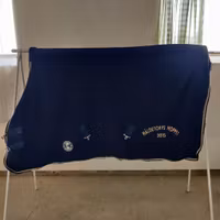 Blått fleecetäcke 145 cm Charlies