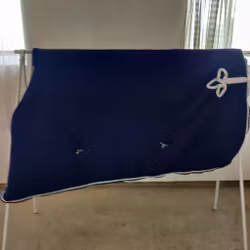 Blått fleecetäcke 145 cm
