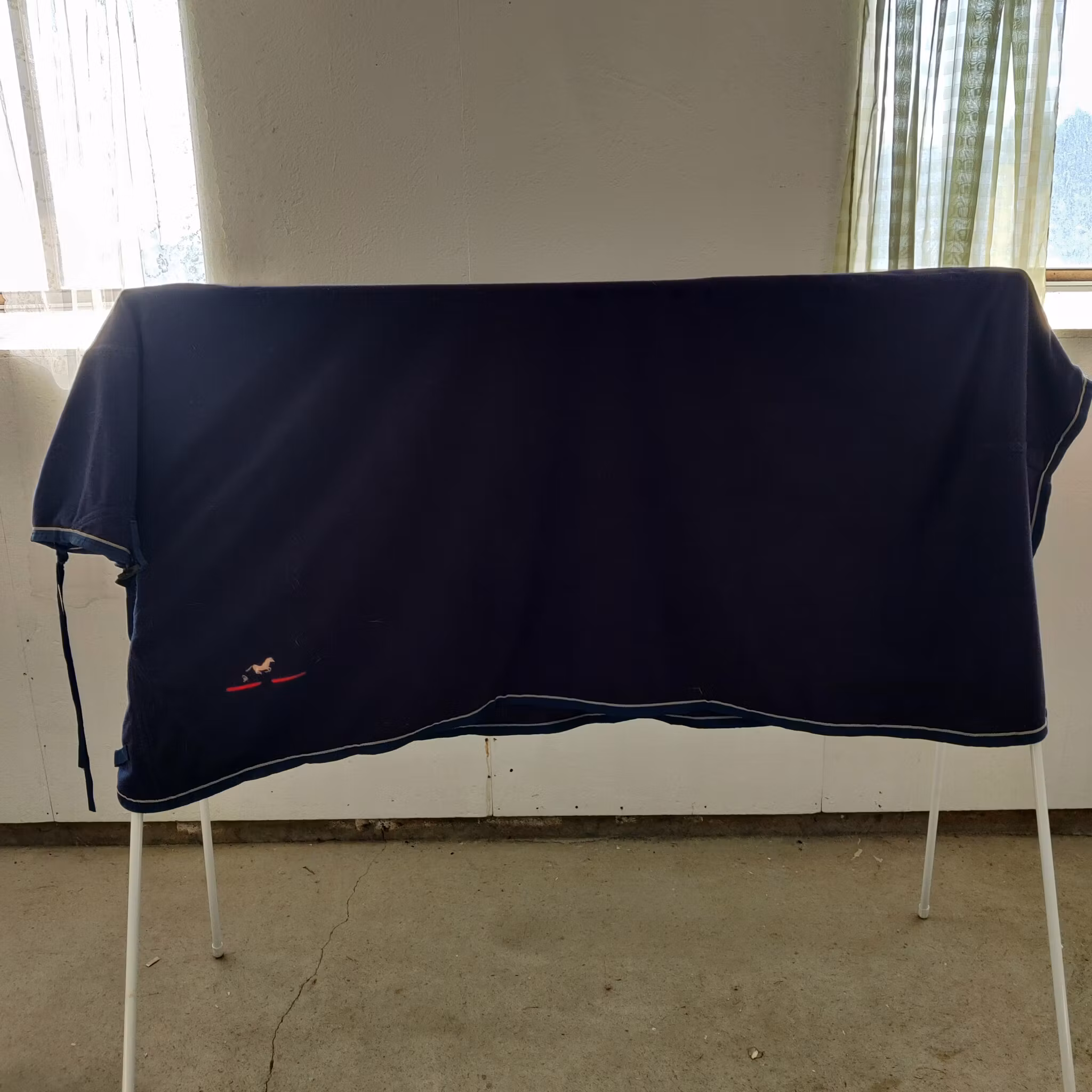Blått fleecetäcke med hals 135 cm