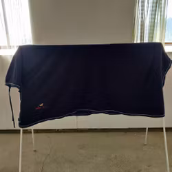 Blått fleecetäcke med hals 135 cm