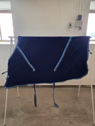 Blått fleecetäcke 135 cm