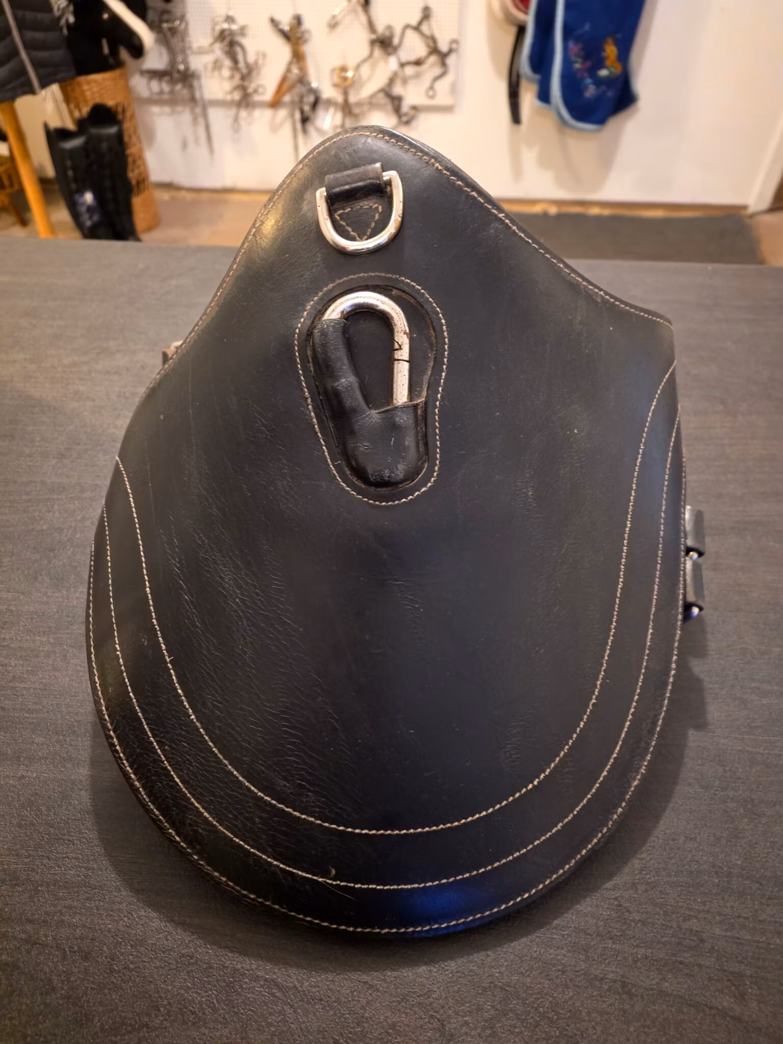 Svart magplattegjord 110 cm
