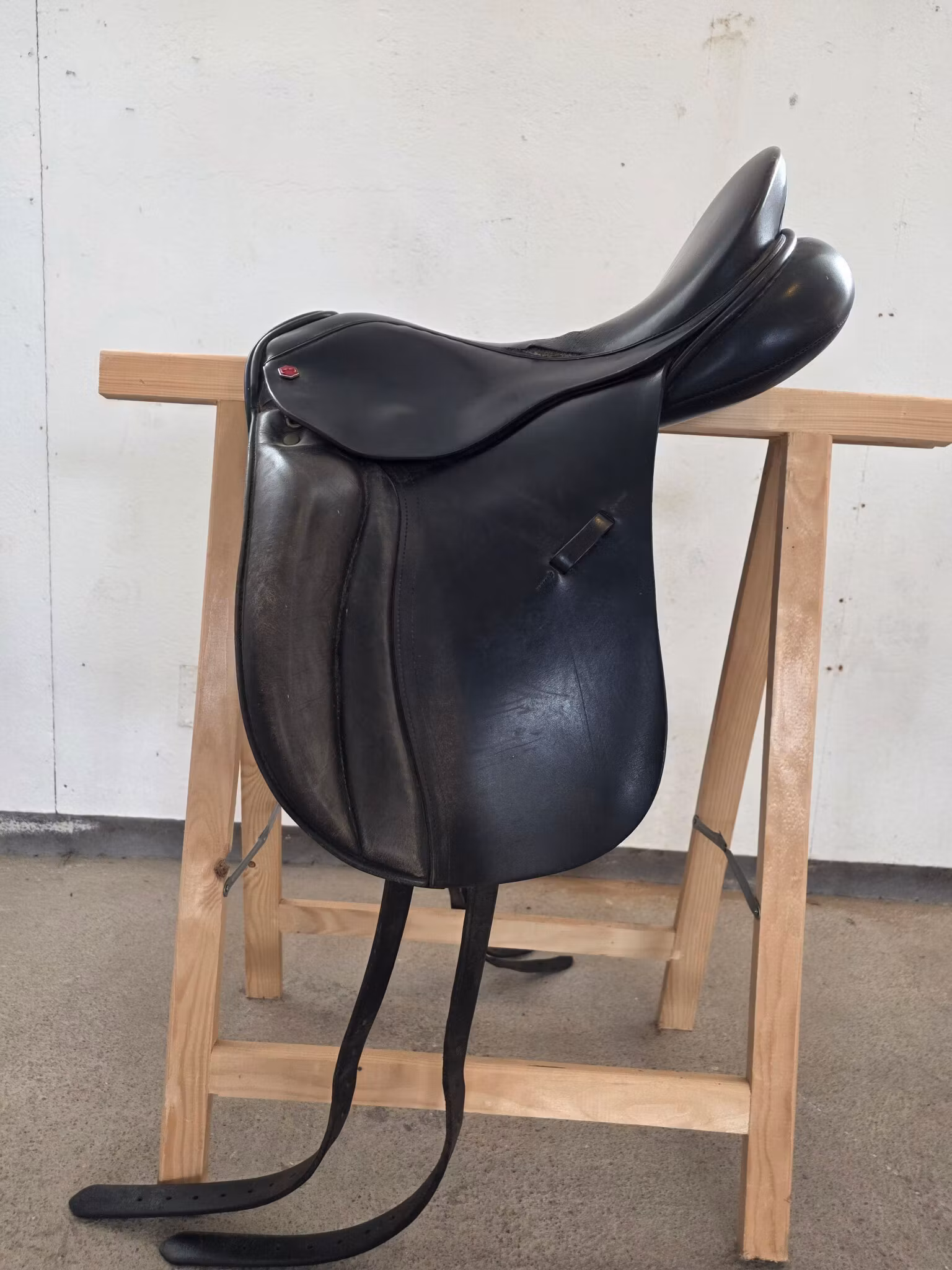 Svart dressyrsadel 17.5 tum m bom Albion legend 5000