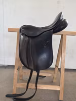 Svart dressyrsadel 17.5 tum m bom Albion legend 5000