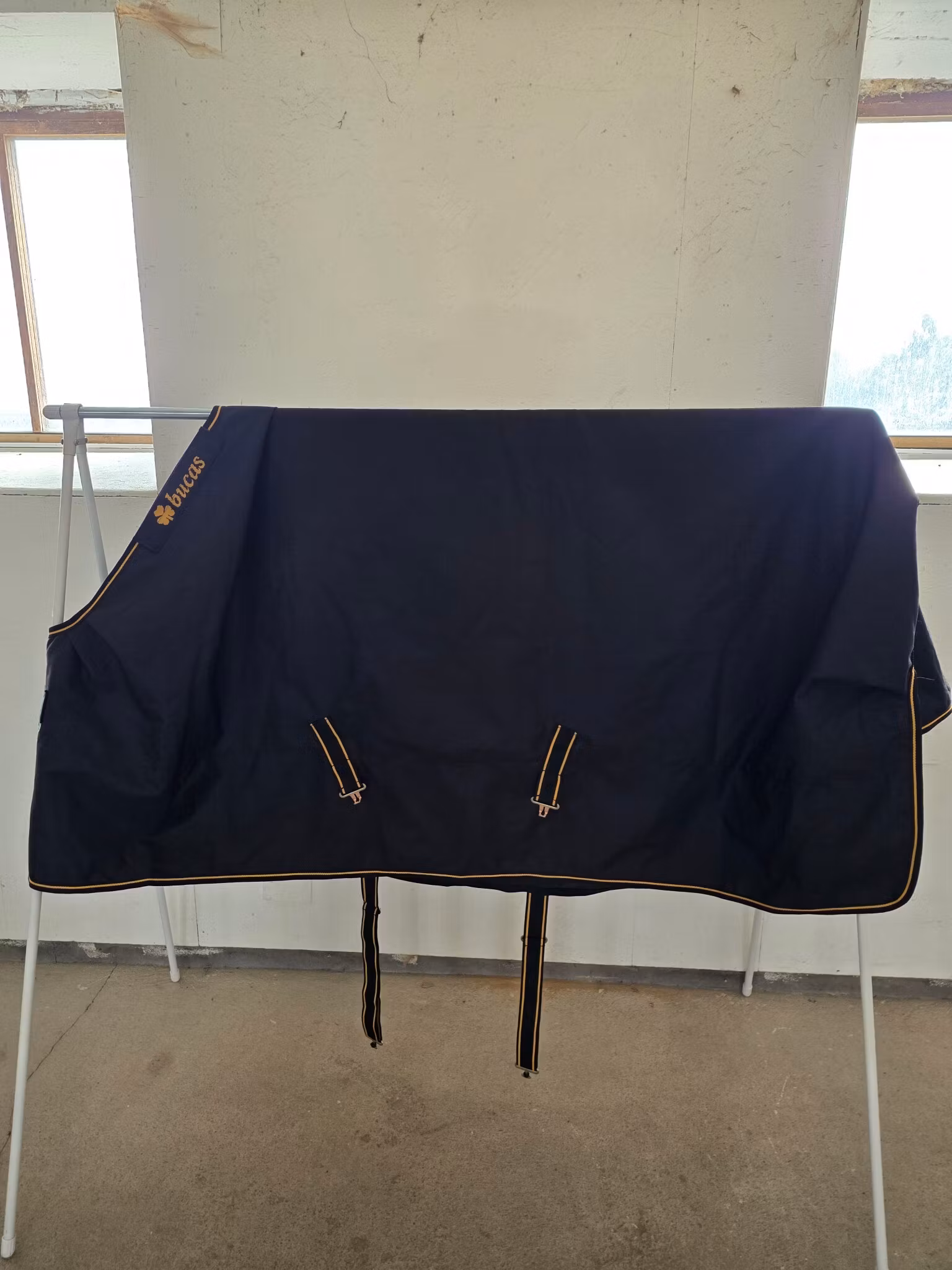 Svart regntäcke 145 cm 50 g Bucas Irish Turnout
