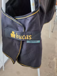 Svart regntäcke 145 cm 50 g Bucas Irish Turnout