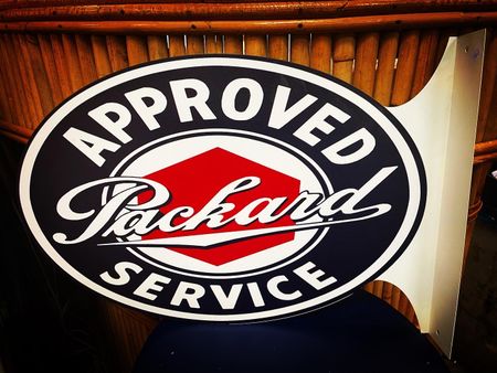 Packard Service skylt med väggfäste.