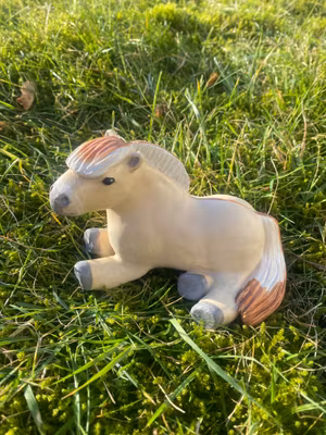 Liggande rödblack knubbis fjording