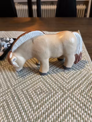 Betande rödblack knubbis fjording