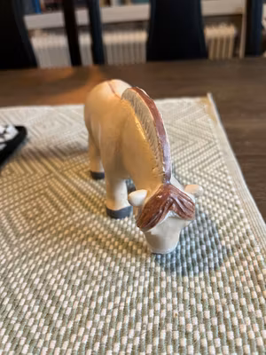 Betande rödblack knubbis fjording