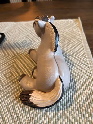 Musblack liggande knubbis fjording