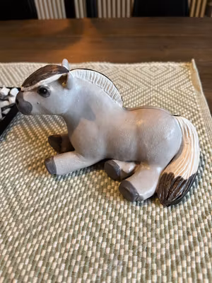 Musblack liggande knubbis fjording