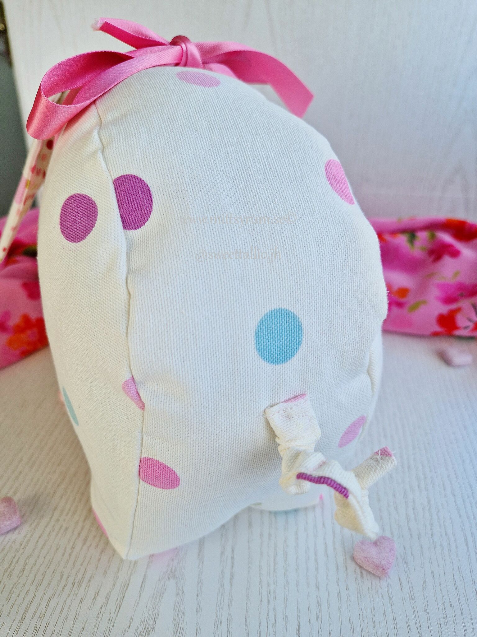 Gris Polkadot