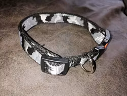 Reglerbart halsband i camo 20 mm