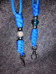 Blåa visselpipshalsband med osorterat bling.