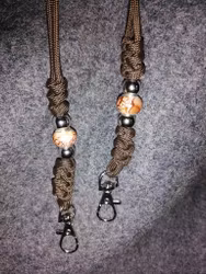 Mörkbrunt visselpipshalsband med osorterat bling.
