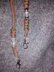 Grön/rött visselpipshalsband med osorterat bling.