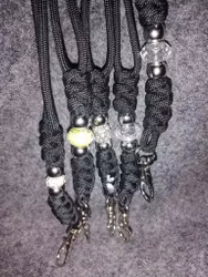 Svart visselpipshalsband med osorterat bling.