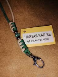 Grönt/mocca visselpipshalsband med osorterat bling.
