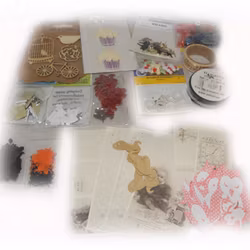Paket med dekorationer till scrapbooking/egna kort mm - över 400 delar