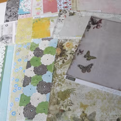 Scrapbookingspapper - ca 20 - 30 cm - ca 50 st - blommor, blad, fjärilar
