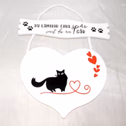 Hjärtformade träskylt med kattmotiv och hjärtan