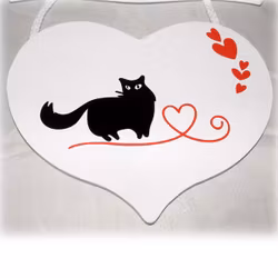 Hjärtformade träskylt med kattmotiv och hjärtan