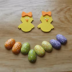 Påskmix med hobbymaterial i trä och dekorgummi