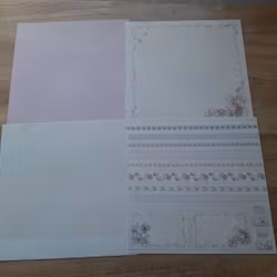 Mix med papper, blommor och tags