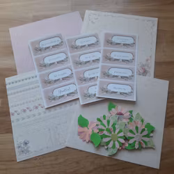 Mix med papper, blommor och tags