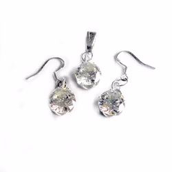 Set med örhängen och hänge med strass