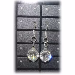 Set med örhängen och hänge med strass
