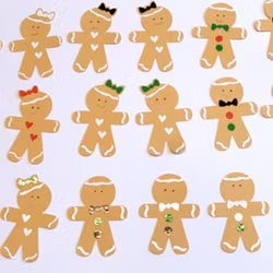 ca 20 st pepparkakor i papper - pepparkaksgubar och gummor